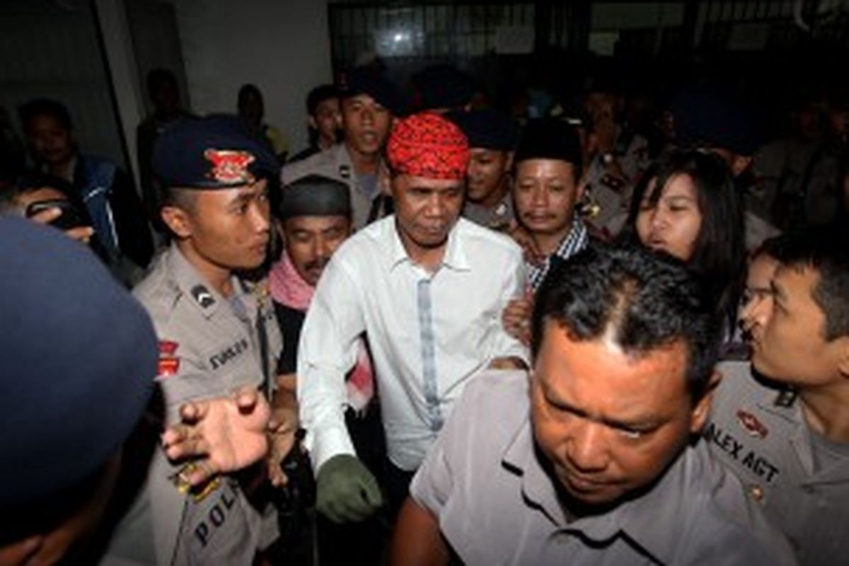 Hercules Rozario Marcal, terdakwa kasus tindak pidana melakukan perlawanan terhadap polisi, meninggalkan Pengadilan Negeri Jakarta Barat seusai menjalani sidang putusan, Selasa (2/7/2013). Majelis hakim menjatuhkan vonis empat bulan kurungan penjara dipotong masa tahanan.
