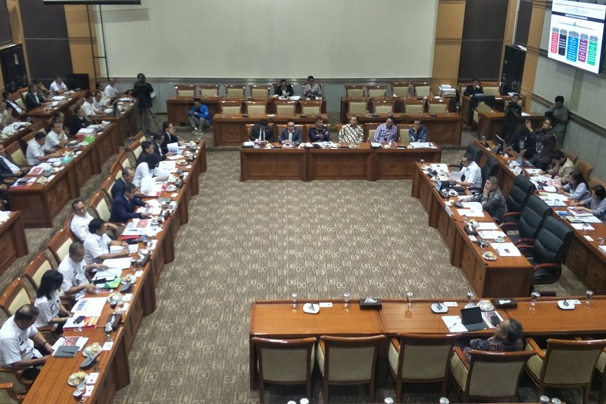 Menteri Hukum dan HAM Yasonna Laoly dalam rapat kerja dengan Komisi III di Kompleks Parlemen, Senayan, Jakarta, Kamis (28/11/2019).