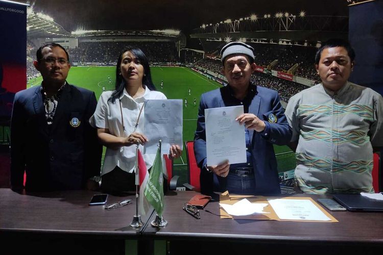 Asprov dan Komdis PSSI Jatim saat konferensi pers pemberian sanksi percobaan suap Liga 3 Jawa Timur, Jumat (19/11/2021).