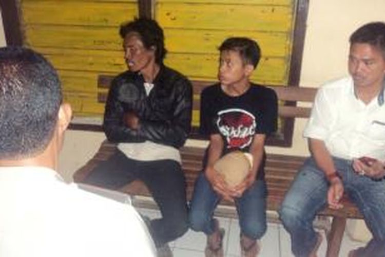 Hermansyah dan anaknya tengah diamankan polisi di Kabupaten Bone, Sulawesi Selatan setelah menjadi korban penyanderaan oleh kerabat SR lantaran putra sulungnya tak datang mengucapkan ijab kabul dihadapan pengulu. Selasa, (02/09/2014).