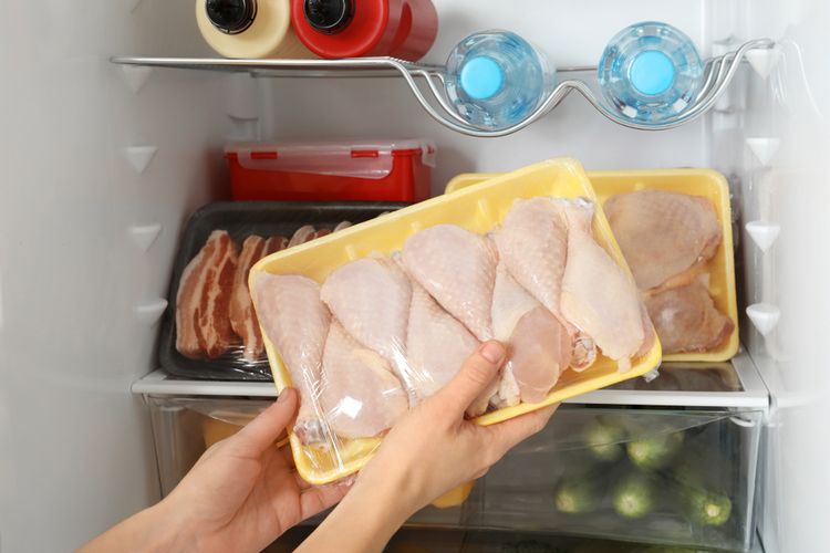Ilustrasi menyimpan daging ayam di kulkas. 