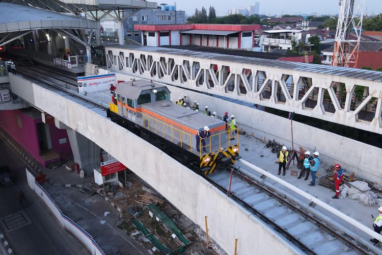 Jakpro Uji Coba Rel di Jalur LRT Velodrome-Rawamangun
