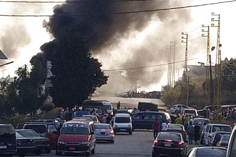 Asap hitam mengepul dari lokasi ledakan sebuah tanker bahan bakar, di desa Tleil, Lebanon utara, Minggu, 15 Agustus 2021. 