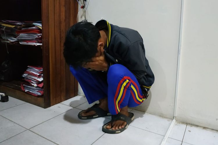 Ilyas (26) salah satu pelaku pembunuhan Aprianita(50) ketika berada di Polda Sumatera Selatan, Jumat (25/10/2019).Korban sebelumnya ditemukan tewas dicor di kawasan TPU Kandang Kawat Palembang.