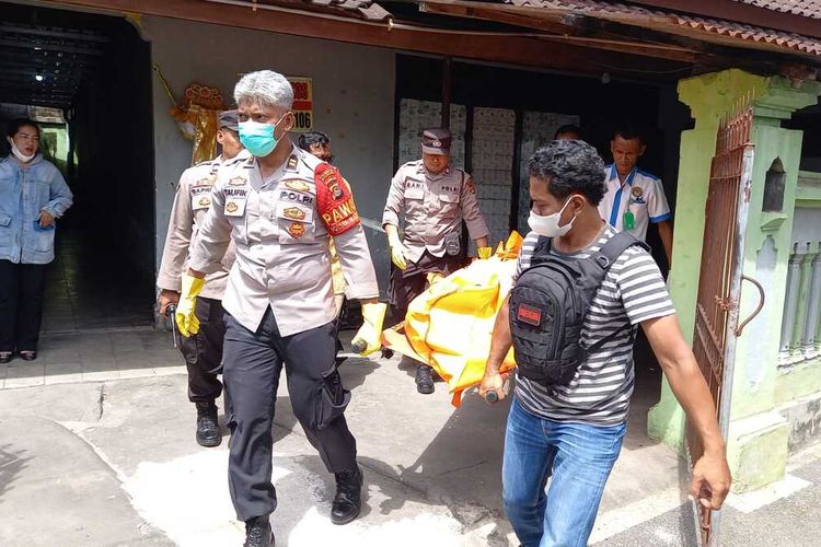 Polisi mengangkat mayat yangvdutemukan membusuk dalam kamar rumah kontrakan di Pajang, Kota Mataram, Senin (6/5/2024)