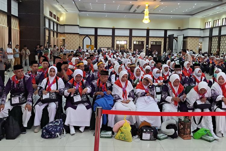 Calon Jemaah Haji Kloter 4 Asal Kota Makassar dan Kabupaten Sinjai, Sulsel saat berada di Aula Mina, Asrama Haji Sudiang Makassar, Senin (13/5/2024).