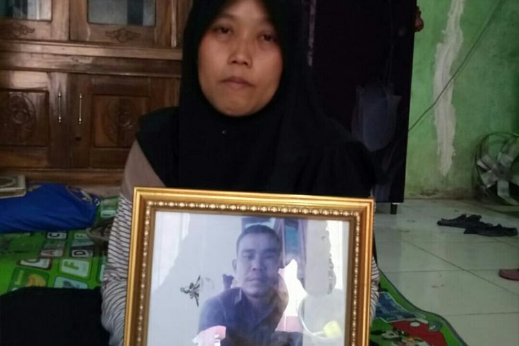 Ratna (34), istri Iwan, salah satu korban kecelakaan di tol Purbaleunyi, Senin (2/9/2019)