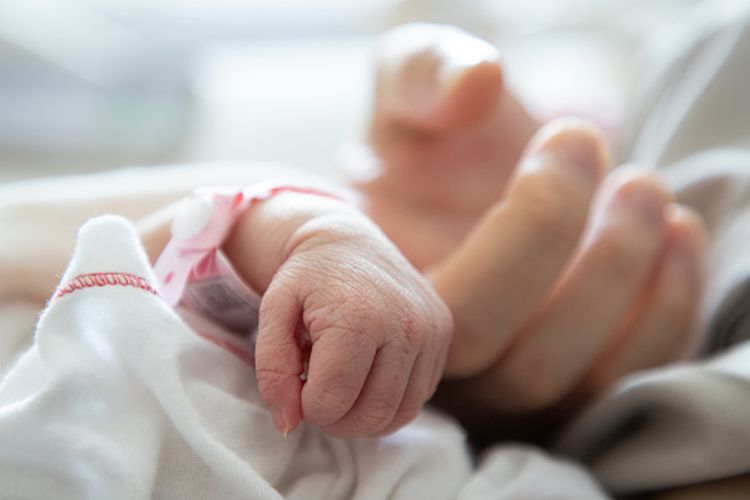 Bayi prematur didefinisikan sebagai bayi yang lahir saat usia kehamilan kurang dari 37 minggu. Bayi yang lahir prematur dapat diketahui dari kondisi fisiknya.