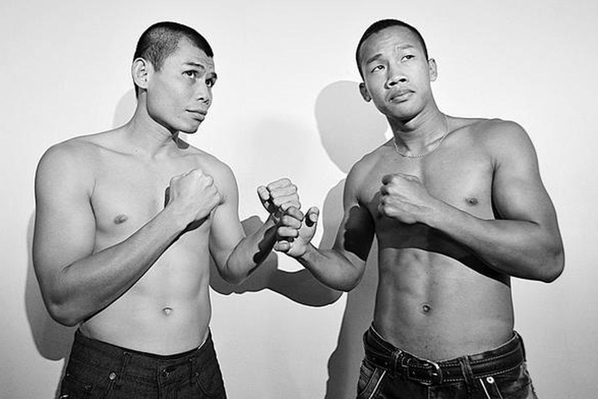 Pemegang gelar kelas bulu WBA, Chris John (kiri), dan peringkat keenam WBA, Daud Jordan