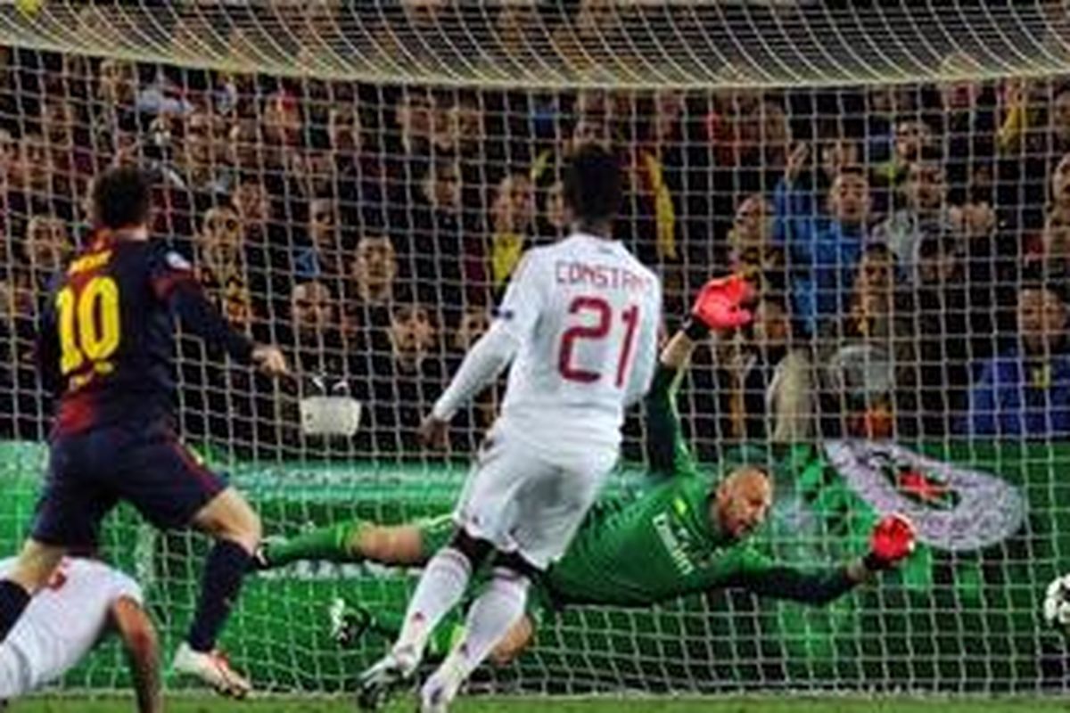 Bintang Barcelona, Lionel Messi, mencetak gol ke gawang AC Milan pada leg ke-2 babak 16 besar Liga Champions, Selasa atau Rabu (13/3/2013) dini hari WIB. Messi mencetak dua gol dan Barca akhirnya menang 4-0 atau unggul agregat 4-2. Barca pun berhak ke perempat final.