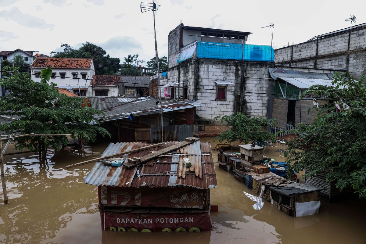 Banjir melanda pemukiman warga di Pejaten Timur, Pasar Minggu, Jakarta Selatan, Senin (8/2/2021). Banjir setinggi 30-150 cm yang melanda tiga RW di Pejaten Timur itu disebabkan oleh luapan air Sungai Ciliwung.