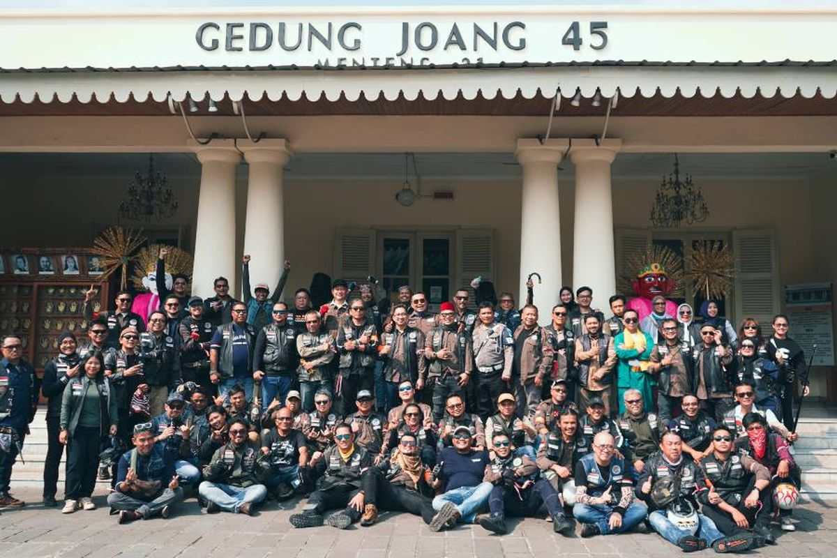 Foto bersama peserta Rolling Thunder di Gedung Joang 45 sebelum menuju venue acara di CIBIS Park