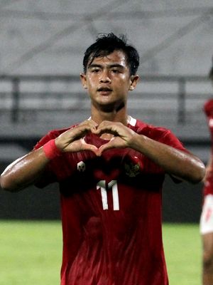 Pemain Timnas Indonesia, Pratama Arhan mencetak 2 gol ke gawang Timor Leste saat ujicoba dalam rangka FIFA Matchday yang berakhir dengan skor 4-1 di Stadion Kapten I Wayan Dipta Gianyar, Kamis (27/1/2022) malam.