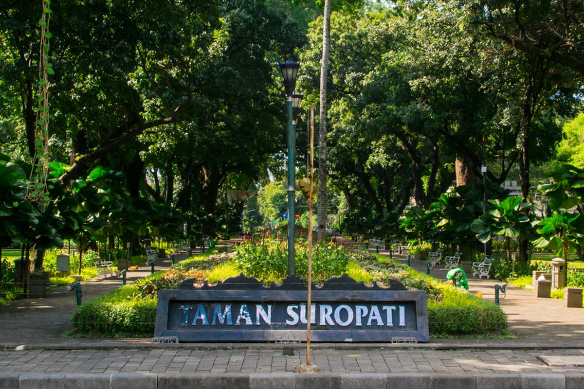 Taman Suropati, kawasan terbuka hijau di tengah kota.