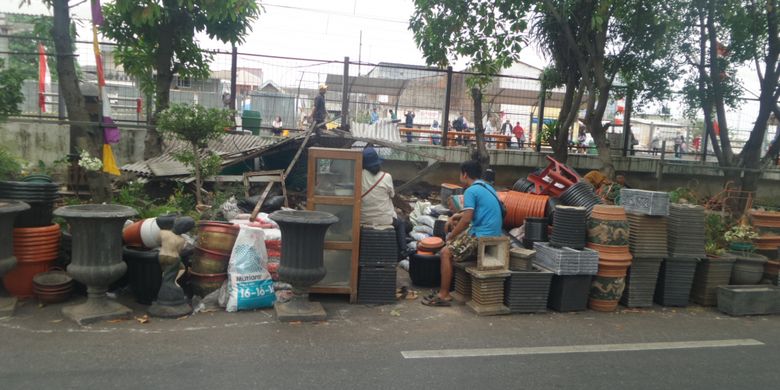 PT KAI menertibkan pedagang bunga yang berjualan di sekitar kawasan Stasiun Klender Baru, Jakarta Timur. Penertiban dilakukan karena lahan tersebut akan digunakan untuk pembangunan double double track dan perluasan Stasiun Klender Baru, Selasa (29/8/2017)