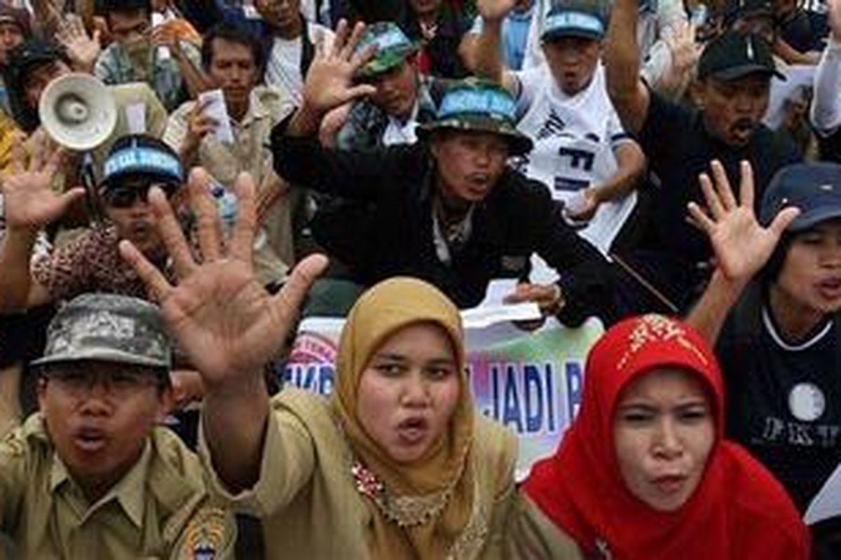 Ilustrasi: Guru honorer saat melakukan aksi di depan Istana Negara pada Mei 2011 lalu. 