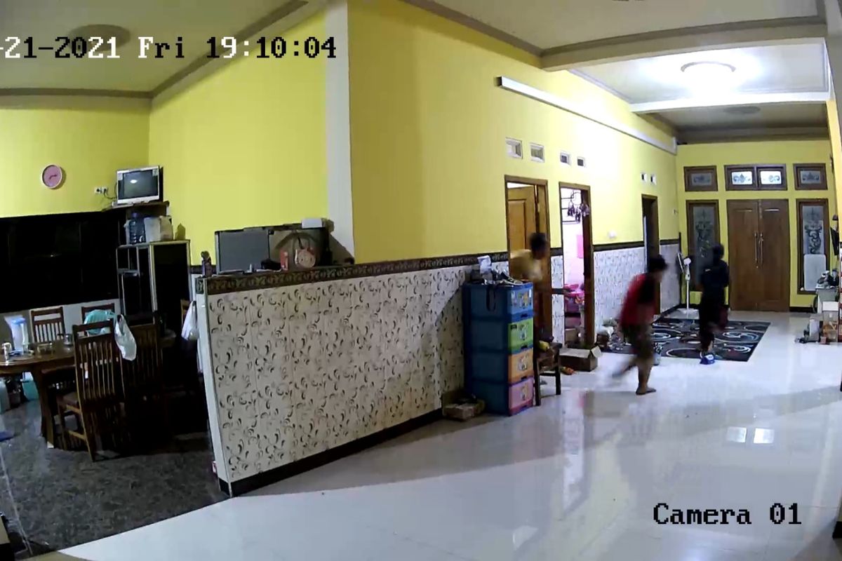 Tangkapan layar CCTV gempa bumi di Kabupaten Kediri, Jawa Timur, Jumat (21/5/2021). Gempa tersebut berada di 57 kilometer tenggara Kabupaten Blitar, Jawa Timur.
