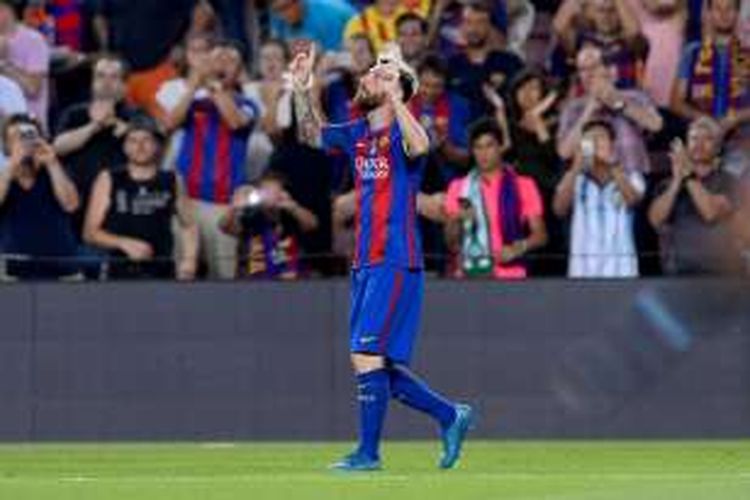Penyerang Barcelona, Lionel Messi, merayakan golnya usai membobol gawang Celtic FC pada pertandingan penyisihan Grup C Liga Champions di Stadion Camp Nou, Selasa (13/9/2016) atau Rabu dini hari WIB. 