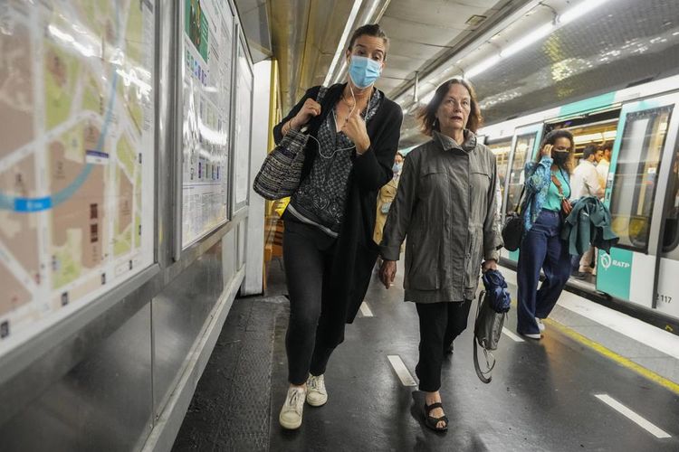 Seorang warga mengenakan masker saat beraktivitas di platform subway di Paris, Kamis (30/06/2022).