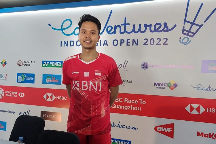 Anthony Sinisuka Ginting setelah meraih kemenangan atas Tommy Sugiarto pada babak pertama Indonesia Open 2022 di Istora Senayan, Jakarta, Selasa (14/6/2022). 