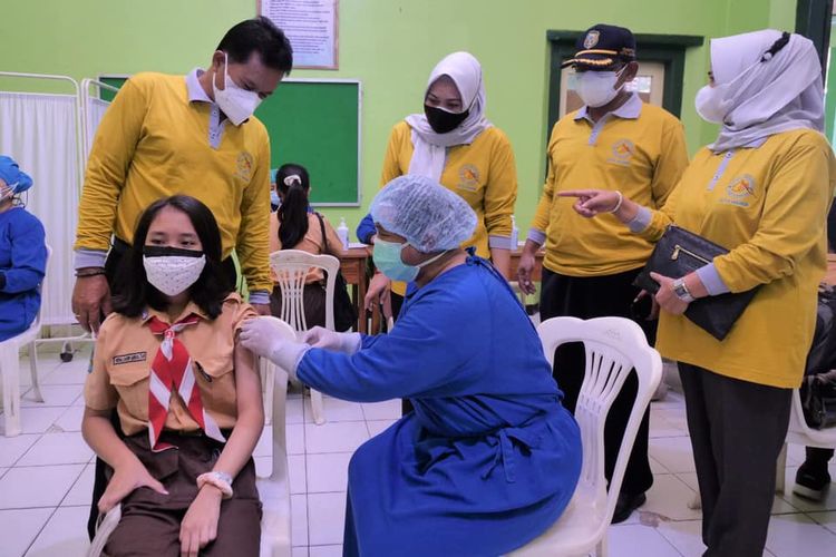 DIVAKSIN—Walikota Madiun, Maidi bersama Wakil Walikota, Inda Raya Ayu Miko Saputri menyaksikan salah satu siswa divaksin covid-19 pekan lalu.