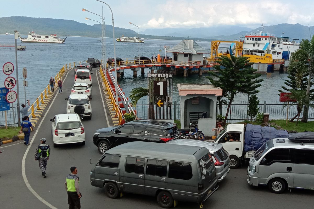 Penumpukan kendaraan di Pelabuhan ASDP Ketapang Banyuwangi 