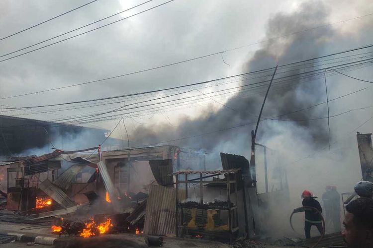 Enam bangunan di kawasan Poka, Kecamatan Teluk Ambon terbakar, Rabu sore (13/3/2024).