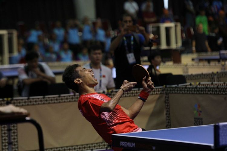 Atlet tenis meja disabilitas andalan Indonesia, David Jacobs, melakukan selebrasi seusai meraih medali emas Asian Para Games 2018, pada Selasa (9/10/2018). INAPGOC/AGOES RUDIANTO