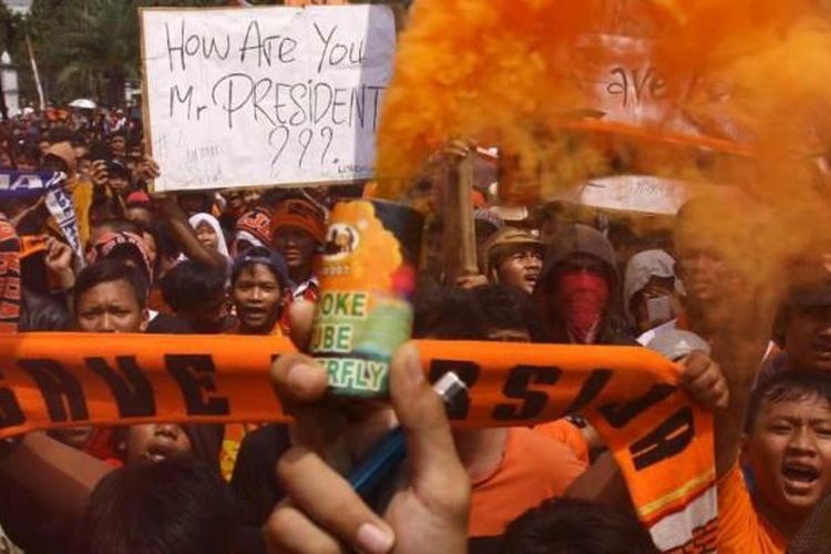 Para penggemar Persija yang dikenal dengan The Jakmania berunjuk rasa di depan Istana Merdeka, Jakarta, Selasa (5/5/2015). Mereka mendesak Presiden Jokowi untuk melanjutkan kompetisi QNB League musim ini.