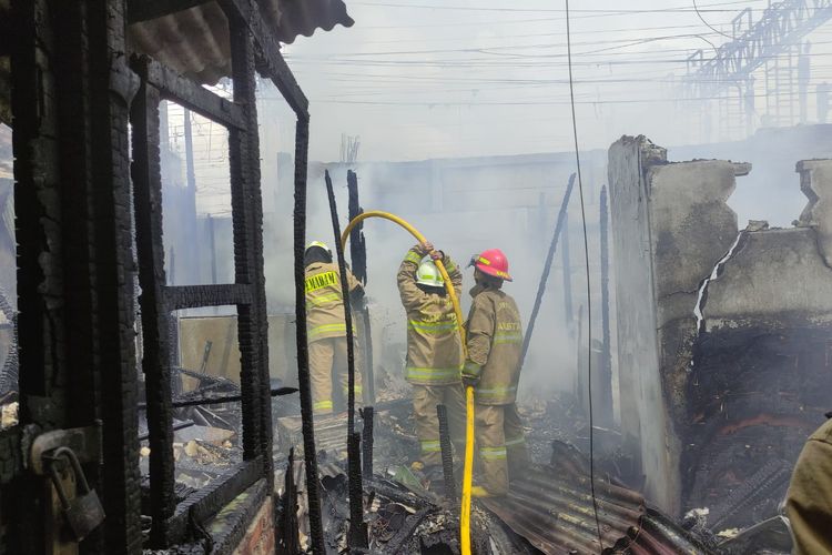 Foto Istimewa. Proses pemadaman kebakaran 30 rumah petak di Jalan Kampung Muka, Pademangan, Jakarta Utara, Selasa (25/4/2023) siang.