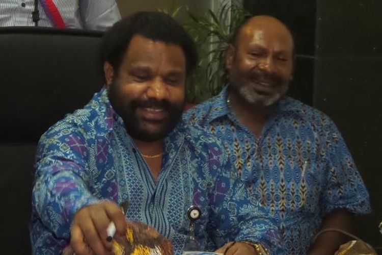 Staf Khusus Presiden Lenis Kogoya bertemu perwakilan masyarakat Suku Amungme, Papua untuk menuntut PT Freeport Indonesia membayar ganti rugi penggunaan lahan adat di kantor Kementerian Sekretariat Negara, Senin (14/9/2015).