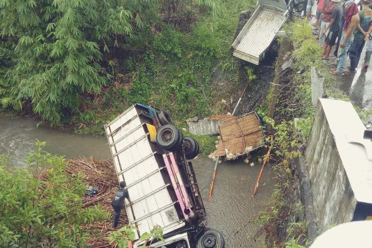 Tampak truk pengangkut tebu terperosok ke sungai setelah tabrakan dengan mobil pikup di jalan Lintas Calabai, Rabu (16/11/2022).