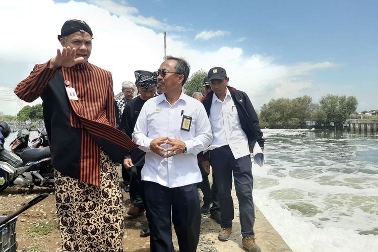 Gubernur Jawa Tengah Ganjar Pranowo saat meninjau rumah pompa kali tenggang, Semarang, Kamis (02/01/2020).
