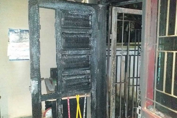 Kantor desa di Desa Seuneubok Dalam, Kecamatan Rantau Seulamat, Kabupaten Aceh Timur, diduga dibakar oleh orang yang belum diketahui identitasnya, Senin (28/3/2022) malam.