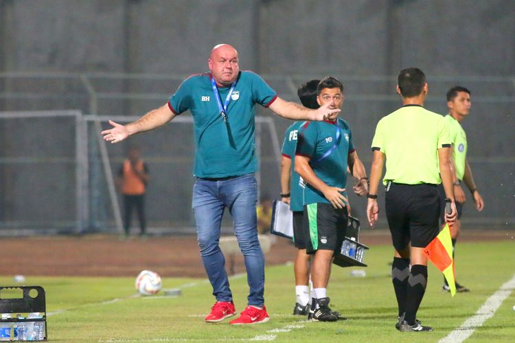 Bojan Hodak pelatih Persib tampak tak senang dengan keputussan wasit dalam pertandingan pekan ke-18 Liga 1 2023-2024 antara Madura United vs Persib di Stadion Gelora Bangkalan, Madura, Rabu (1/11/2023).