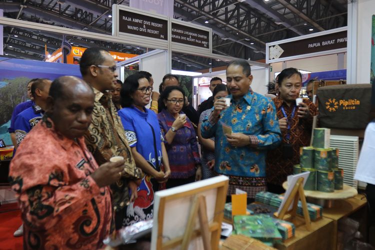 Menteri Pariwisata Arief Yahya (tengah) didampingi Pemimpin Redaksi Harian Kompas Ninuk Mardiana Pambudy (kanan), meninjau suasana di acara Kompas Travel Fair 2019, di Jakarta Convention Center, Jumat (20/9/2019).