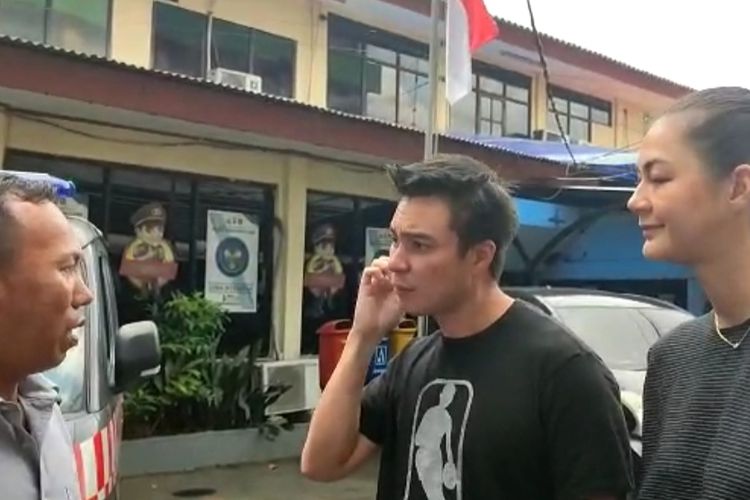 Pasangan artis Baim Wong serta istrinya, Paula Verhoeven tampak mendatangi Polsek Kebayoran Lama, Jakarta Selatan pada Senin (3/10/2022) siang. Keduanya sempat bertemu oleh anggota Polsek Kebayoran Lama, Aiptu Syahrul Budiawan yang sebelumnya dijadikan konten prank.