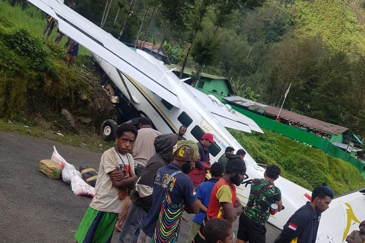 Kondisi pesawat yang tergelincir di Bandara Beoga, Papua, Rabu (10/10/2018)
