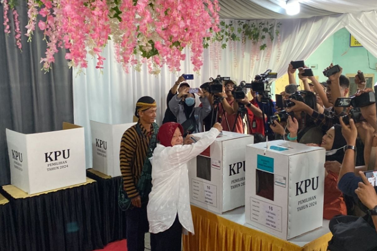 Cagub Jatim nomor urut 3, Tri Rismaharini, di TPS 16, Jajar Tunggal, Wiyung, Surabaya, Rabu (27/11/2024).
