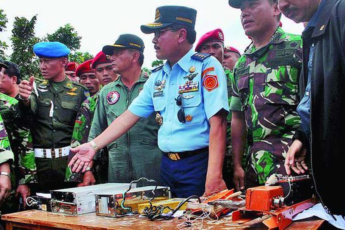 Kepala Badan SAR Nasional Marsekal Madya  Daryatmo (ketiga dari kanan) memaparkan mengenai perangkat komunikasi pesawat Sukhoi, di helipad Pasir Pogor, Desa Cipelang, Kecamatan Cijeruk, Kabupaten Bogor, Jawa Barat, Senin (14/5). Perangkat komunikasi tersebut ditemukan oleh tim SAR gabungan di lokasi jatuhnya pesawat Sukhoi Superjet 100 di Gunung Salak.