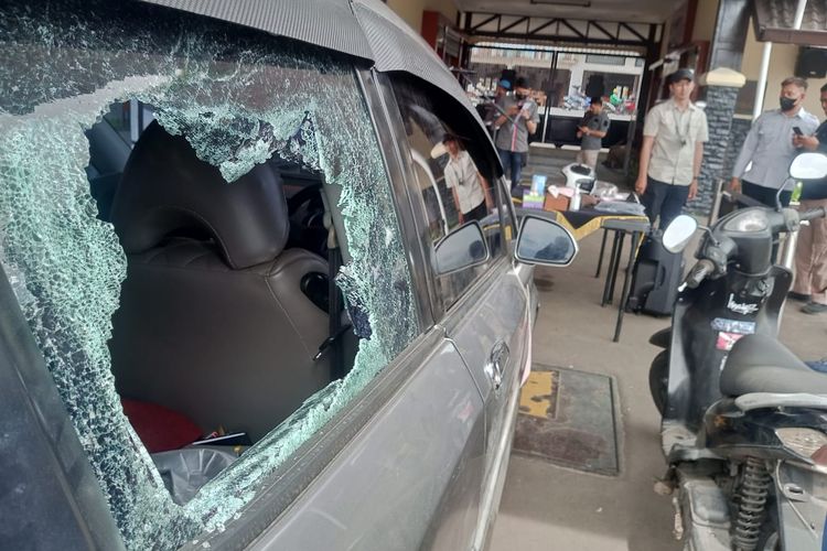 Mobil korban penusukan di Jalan Kolonel Masturi, Kota Cimahi.