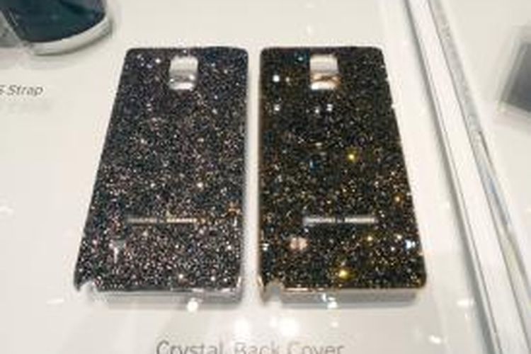 Back cover atau casing belakang untuk Samsung Galaxy Note 4 ini dilapisi kristal Swarovski.