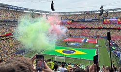 Saat Fan Norwegia Mendayung di Tengah Lautan Kuning Pendukung Brasil…