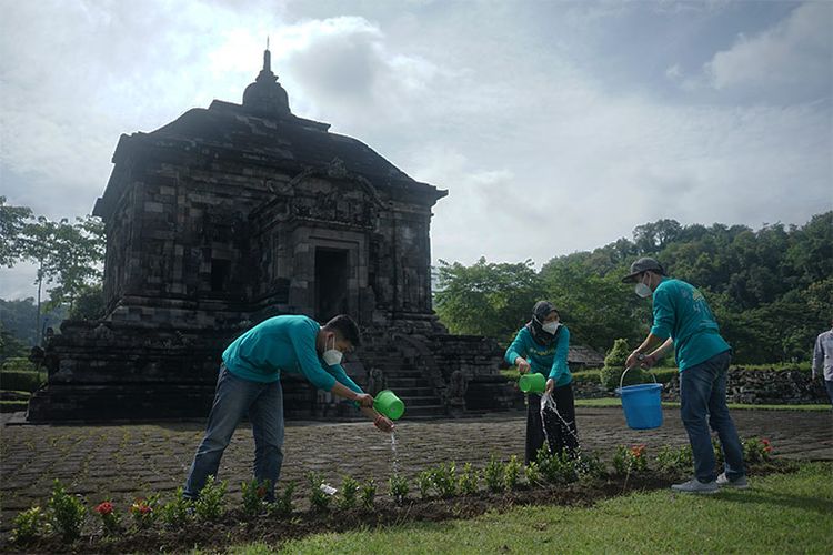 Kegiatan pelestarian lingkungan candi oleh generasi muda di program Siap Darling 