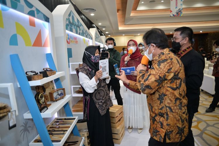 Rizki Pebriani, pengusaha jam tangan kayu yang berdomisili di Pandeglang saat mengikuti Karya Kreatif Banten yang di gelar Bank Indonesia Provinsi Banten pada 11 Oktober 2021.