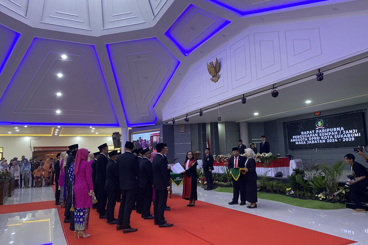 35 Anggota Dewan Perkawilan Rayat Daerah (DPRD) Kota Sukabumi masa jabatan 2024-2029 mengucapkan sumpah janji jabatan di Gedung Anton Soejarwo Setukpa Lemdiklat Polri Sukabumi, Senin (2/9/2024).