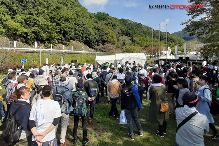 Pengguna dan komunitas Daihatsu mengikuti kegiatan Love-Local di di Chimyoko-Kawanishi, Jepang.