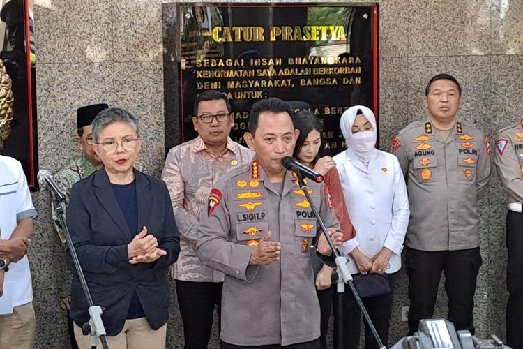 Kapolri Jenderal Listyo Sigit Prabowo usai melaksanakan rapat koordinasi terkait pengamanan mudik Lebaran 2023 di Mabes Polri, Jakarta Selatan, Kamis (6/4/2023). 