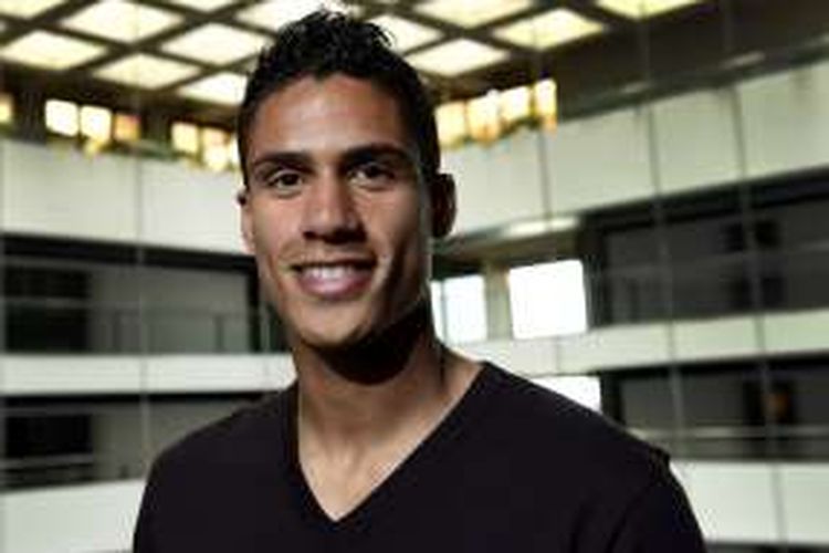 Bek tengah Real Madrid, Raphael Varane, berpose sebelum menjalani sesi wawancara di Madrid, pada 17 Mei 2016.