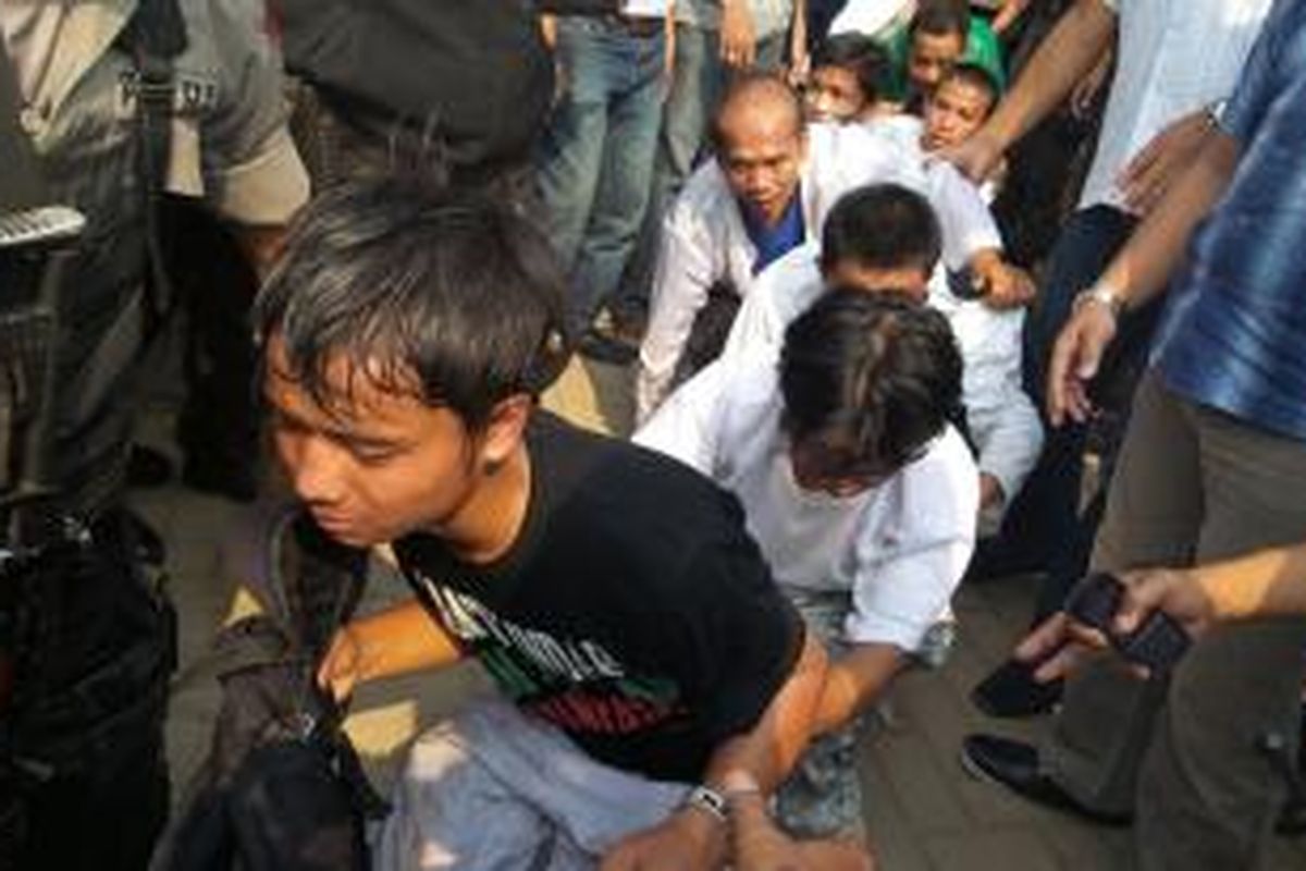 Sejumlah pengunjuk rasa penolak Wagub DKI Jakarta Basuki T. Purnama ditangkap aparat kepolisian.

